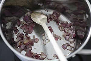 Voeg het water en het bouillonblokje toe en roer de tomatenpuree er door. Voeg ook de verse basilicum toe. Laat 10 min pruttelen. Pureer nu alles met een staafmixer fijn en laat een paar minuutjes doorkoken. Breng eventueel nog op smaak met wat peper en zout. Grill ondertussen de broodjes 3 a 4 minuten onder de grill tot ze een mooi kleurtje hebben. Serveer de tomaten basilicum soep met de pestobroodje www.leukerecepten.nl