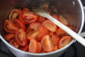 Voeg het water en het bouillonblokje toe en roer de tomatenpuree er door. Voeg ook de verse basilicum toe. Laat 10 min pruttelen. Pureer nu alles met een staafmixer fijn en laat een paar minuutjes doorkoken. Breng eventueel nog op smaak met wat peper en zout. Grill ondertussen de broodjes 3 a 4 minuten onder de grill tot ze een mooi kleurtje hebben. Serveer de tomaten basilicum soep met de pestobroodje www.leukerecepten.nl