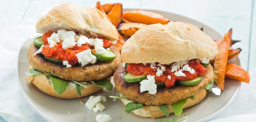 Falafel burger met gegrilde paprika