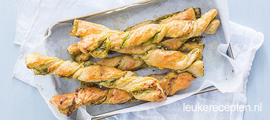 Bladerdeegstengels met pesto