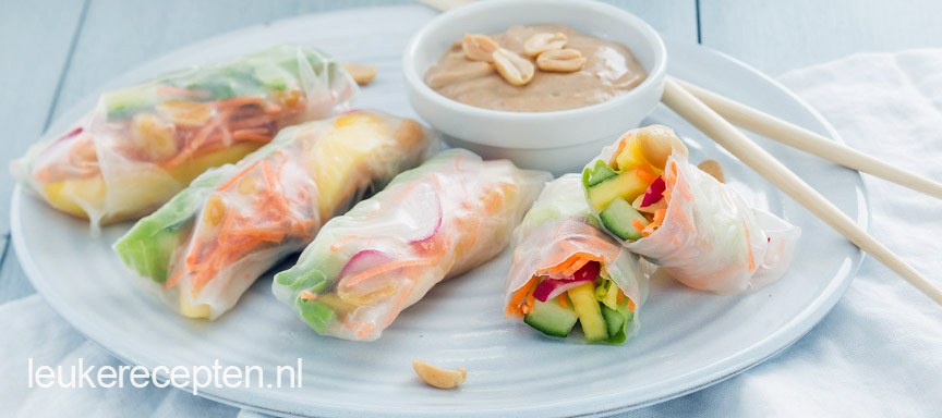 Vegan regenboog summer rolls met pindasaus