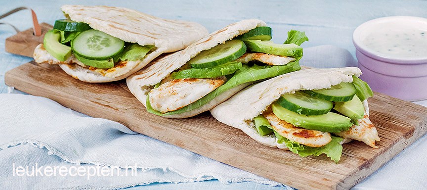 Pitabroodjes met avocado en kip
