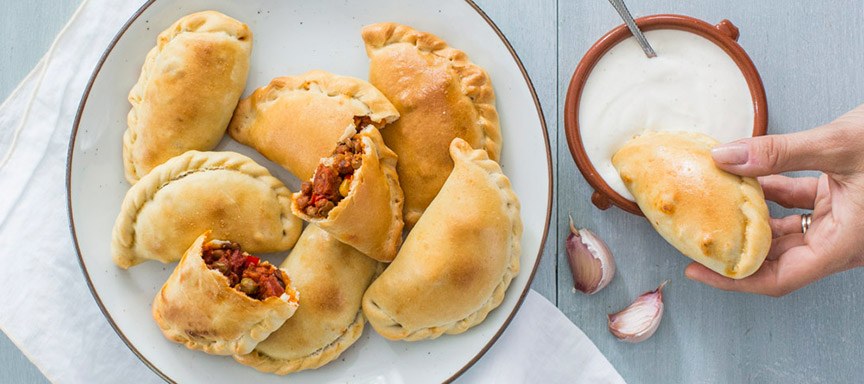 Tapasrecept: pittige Spaanse empanadas met knoflookdip