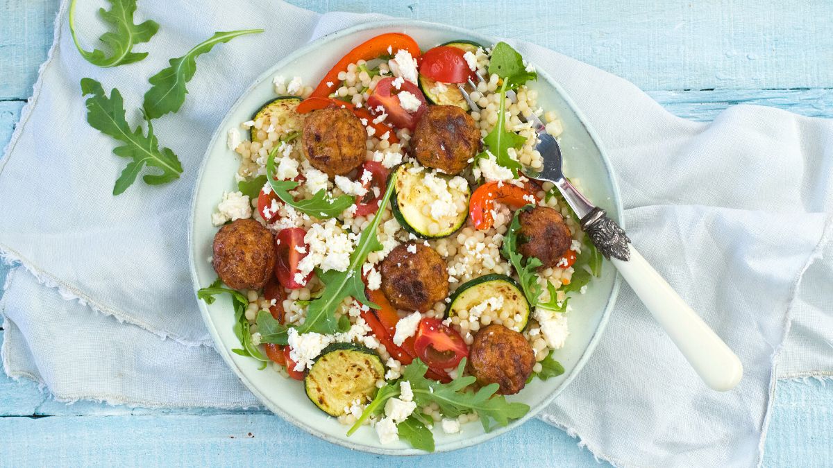 Vegetarische salade met parelcouscous