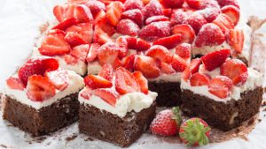 aardbeien brownies maken met roomtopping
