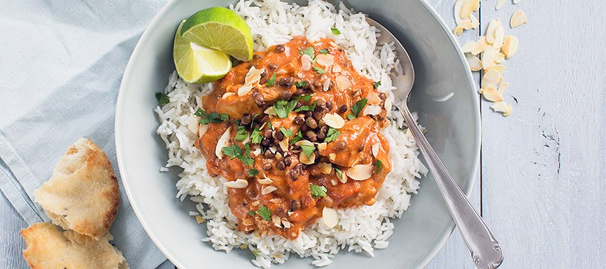 Zelfgemaakte tikka masala met kip en linzen