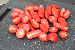 Pasta pesto salade stap 1 - snijd de tomaatjes