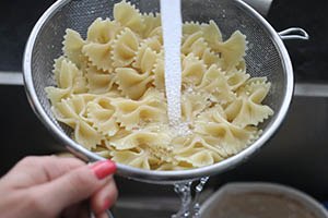 Pasta pesto salade stap 2 - Kook de pasta en spoel af met koud water