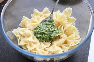 Pasta pesto salade stap 3 - meng de pesto met de pasta