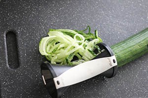 komkommer noedelsalade met garnalen www.leukerecepten.nl