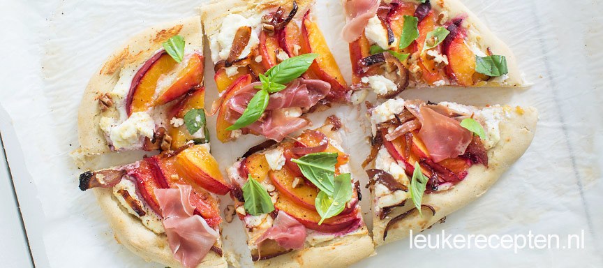 Pizza met perzik en ricotta