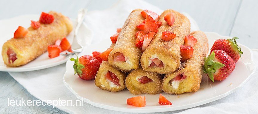 Wentelteefrolletjes met aardbeien