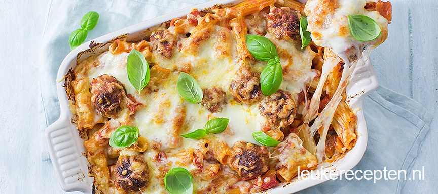 Ziti al forno met gehaktballetjes