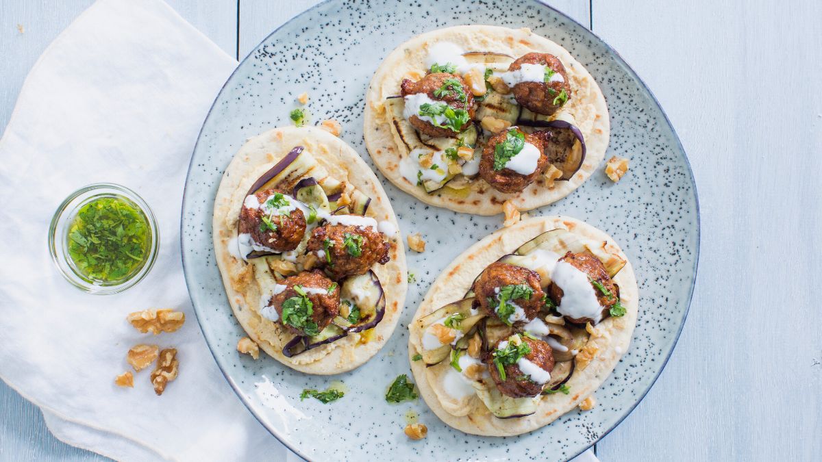 Naanbrood met hummus en groenteballetjes