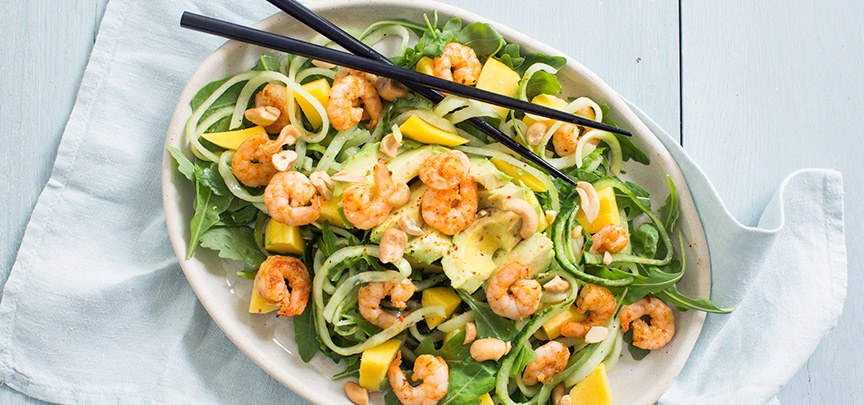 Komkommer noedels met garnalen salade