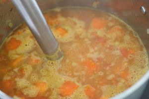 Pompoensoep maken stap 3 - pureer de soep