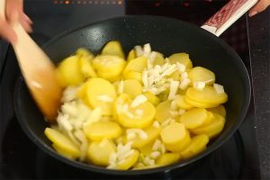 Spaanse tortilla stap 1