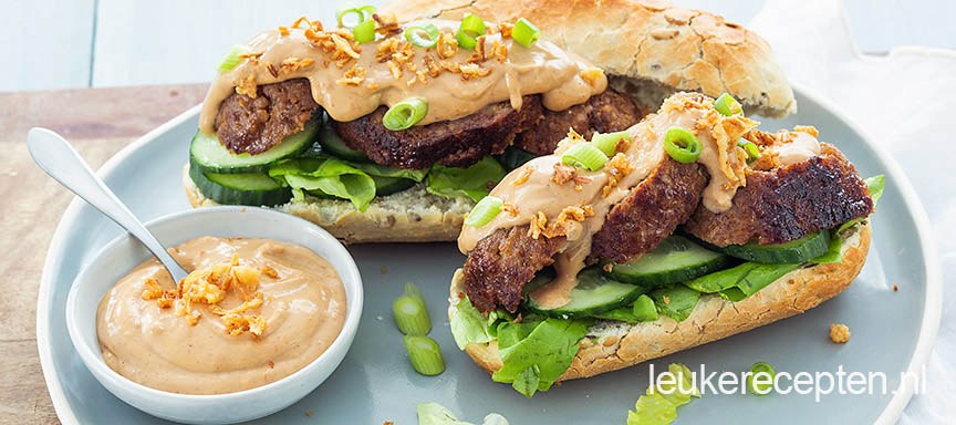 Broodje bal met satésaus