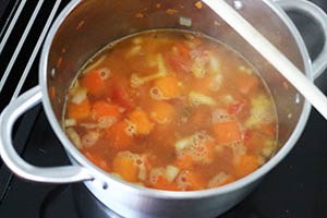 Pompoensoep maken stap 2 - Verhit de pompoen en voeg bouillon toe