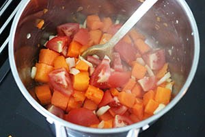 Pompoensoep maken stap 1 - snijd de pompoen in blokjes