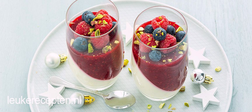 Panna cotta met frambozen in een glaasje