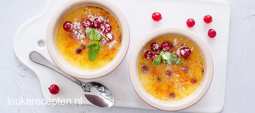 Feestelijke crème brûlée met besjes