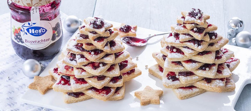 Kerstboom van amandelkoekjes met bosvruchtenjam