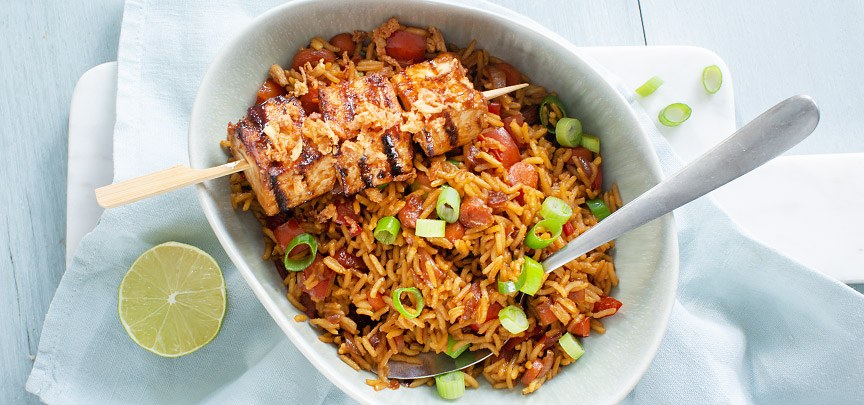 Vegan nasi met tofu spiesen