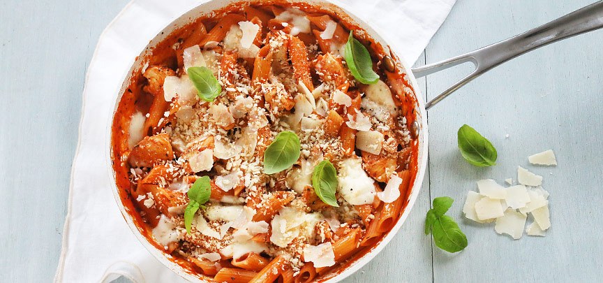 Kip parmezaan met pasta uit 1 pan