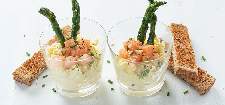 Roerei met zalm in glaasje