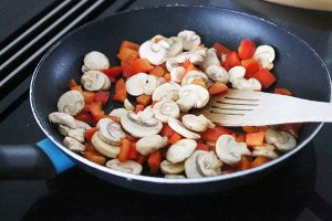 Foe yong hai maken stap 1 - Bak de groenten in een koekenpan