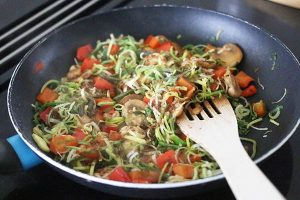 Foe yong hai maken stap 2 - Voeg taugé en bosui toe