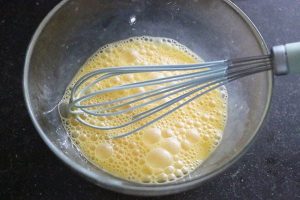 Foe yong hai maken stap 3 - Kluts de eieren door elkaar in een kom