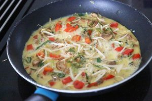 Foe yong hai maken stap 5 - Voeg de eieren toe aan de pan