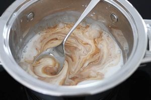 Satesaus maken stap 1 - Verwarm de kokosmelk, sojasaus en de basterdsuiker