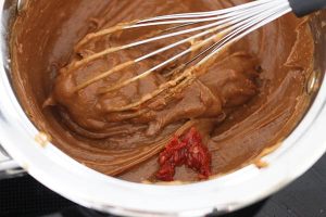 Satesaus maken stap 3 - Roer tot een geheel