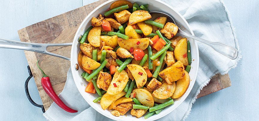 Makkelijke aardappel roerbak met pittige kip