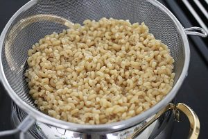 macaroni salade stap 1 - macaroni koken