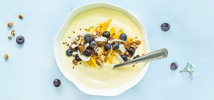 Mango smoothie bowl met kokos