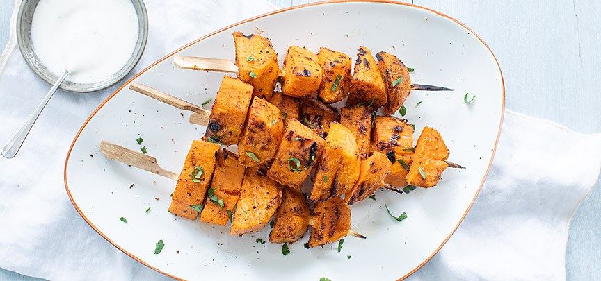 Zoete aardappel spies van de BBQ