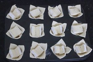 bladerdeeghapjes-met-brie www.leukerecepten.nl