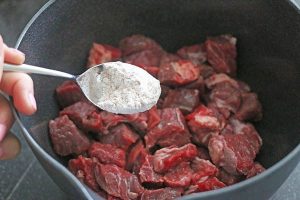 Goulash maken stap 1 - Snijd de runderlappen in blokjes