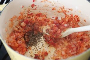 Goulash maken stap 3 - Voeg het karwijzaad en de tomatenpuree toe