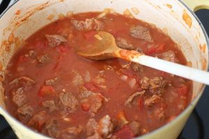 Goulash maken stap 5 - Blus af met water