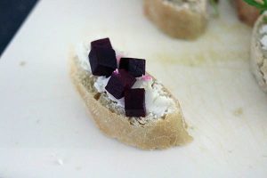 bruschetta met geitenkaas en rode biet www.leukerecepten.nl