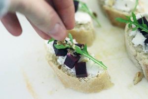 bruschetta met geitenkaas en rode biet www.leukerecepten.nl