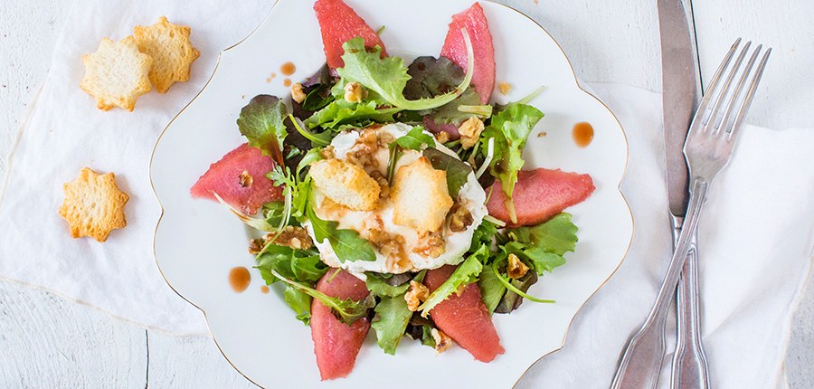 Feestelijke salade met stoofpeer