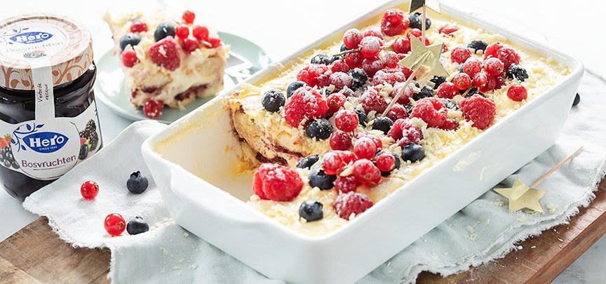 Feestelijke kerst tiramisu met bosvruchten