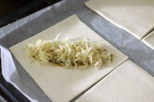 bladerdeegbroodjes_met zuurkool_en_knak
