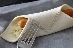 bladerdeegbroodjes_met zuurkool_en_knak